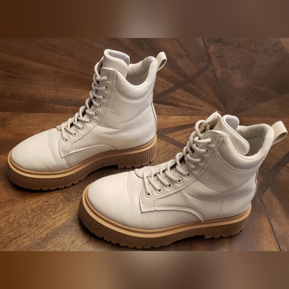 Qupid Women's Off White and Tan Combat Lace-Up Boots Chuncky Sole Size 7 - Picture 2 of 15
